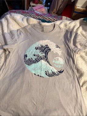 Source Unknown Light Gray Short Sleeve Tee with Ocean Wave Graphic